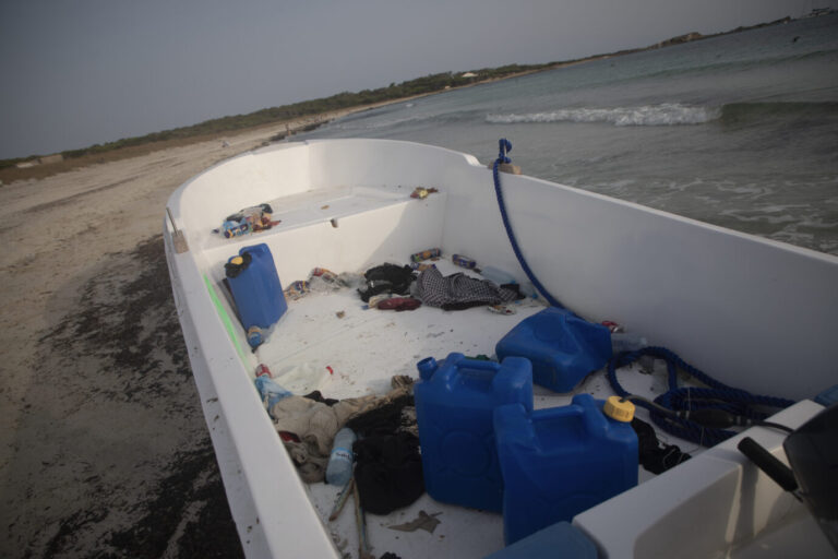 Schleuser. Immer mehr Boote, mit denen Migranten auf Mallorca ankommen, liegen verlassen am Strand. Foto: picture alliance/dpa | Clara Margais