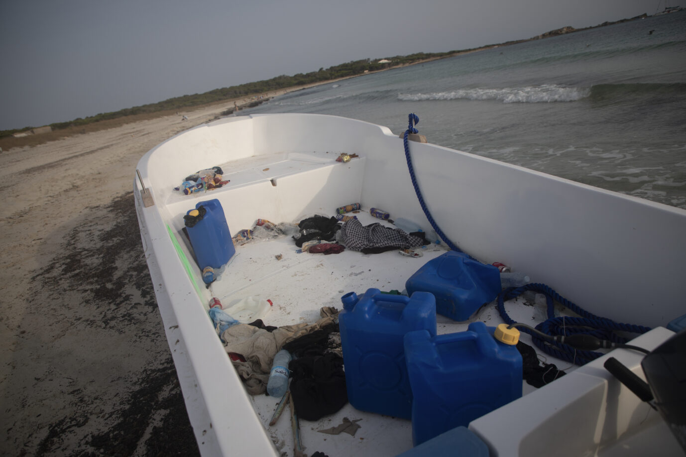 Schleuser. Immer mehr Boote, mit denen Migranten auf Mallorca ankommen, liegen verlassen am Strand. Foto: picture alliance/dpa | Clara Margais