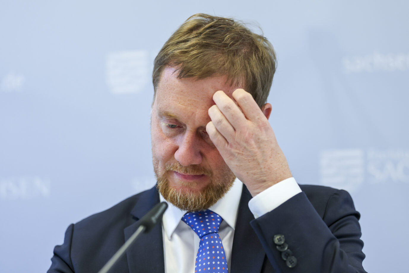 Michael Kretschmer (CDU), Ministerpräsident von Sachsen, spricht nach der auswärtigen Kabinettssitzung der sächsischen Staatsregierung in einer Pressekonferenz.