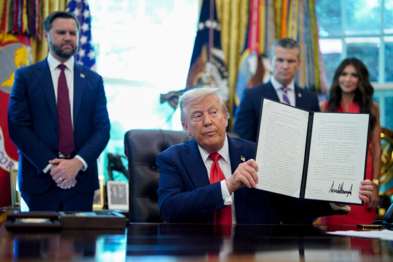 US-Präsident Donald Trump (2. v. l.) sieht sich gern als Macher, der Dekrete erläßt; doch das Macher-Image hat Schrammen bekommen.