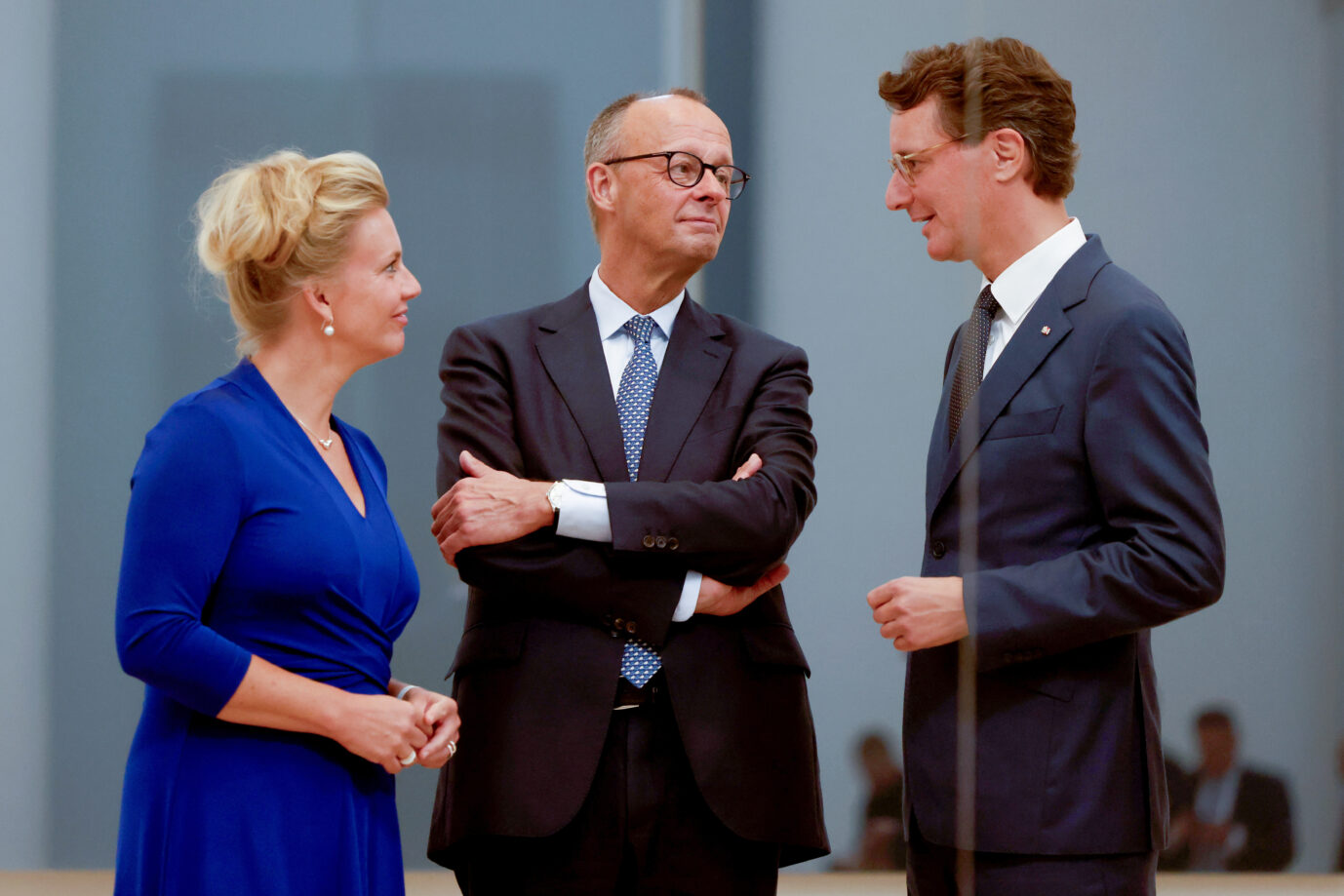 Bundeskanzler Friedrich Merz (CDU, M) steht anlässlich seines Antrittsbesuchs als Bundeskanzler in Nordrhein-Westfalen in der Dominikanerkirche mit Hendrik Wüst (CDU), Ministerpräsident von Nordrhein-Westfalen, und Ina Brandes (CDU), Ministerin für Kultur und Wissenschaft des Landes Nordrhein-Westfalen, am Foucaultschen Pendel des Malers und Bildhauers G. Richter. Merz stammt aus Nordrhein-Westfalen. Bundeskanzler Friedrich Merz zwischen Nordrhein-Westfalens Ministerpräsident Hendrik Wüst (r.) und Kulturministerin Ina Brandes (alle CDU, l.): Förderung für antideutschen Verein. Foto: picture alliance/dpa | Rolf Vennenbernd