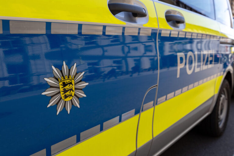 Polizeistern mit dem Landeswappen von Baden-Württemberg und dem Schriftzug Polizei auf einem Einsatzfahrzeug der Polizei Karlsruhe. Polizeifahrzeug in Baden-Württemberg: Der Staatsschutz ermittelt nach mutmaßlich linksextremistisch motivierten Brandanschlägen in Leibertingen. Foto: picture alliance / Bonn.digital | Bonn.digital