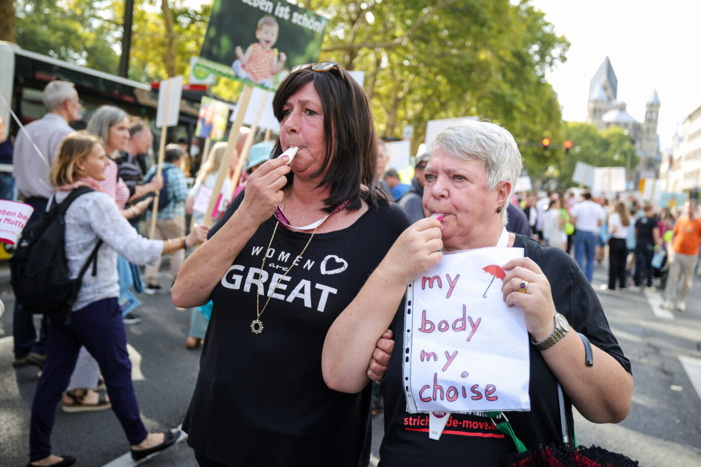 In Teil sechs der Reportagereihe zu "Demokratie leben!" geht es um einen Verein aus Saarbrücken, der gegen den "Marsch für das Leben" protestiert. Und um ein Bündnis gegen Rechts aus Nürnberg.