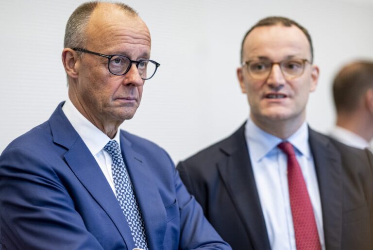 Bundeskanzler Friedrich Merz und Jens Spahn können den Widerstand in der CDU/CSU-Fraktion kaum einfangen.