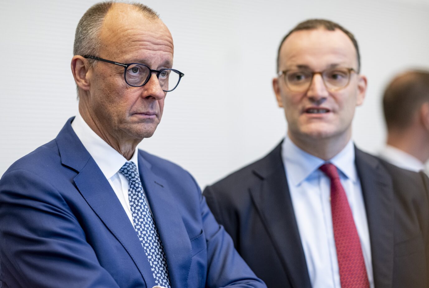 Bundeskanzler Friedrich Merz und Jens Spahn können den Widerstand in der CDU/CSU-Fraktion kaum einfangen.