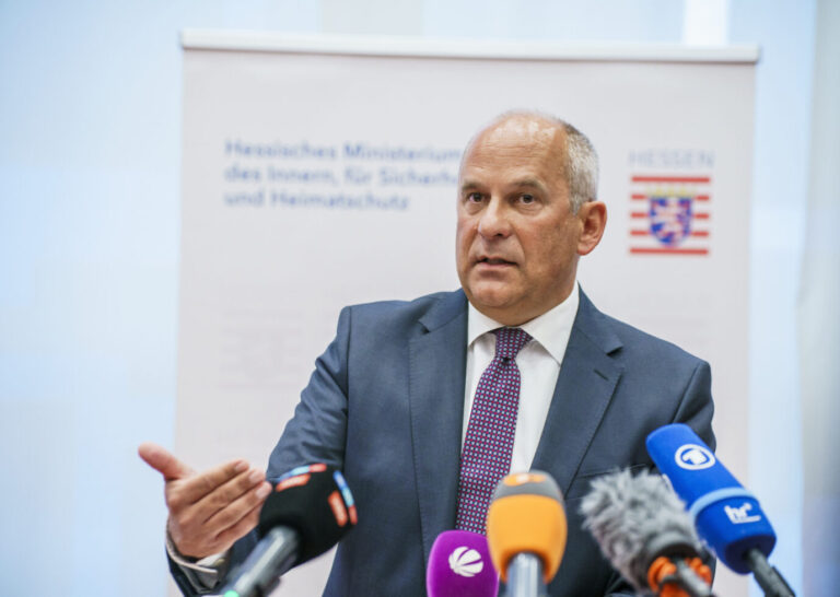 Das Bild zeigt Hessens Innenminister Roman Poseck von der CDU. Er kritisiert linksradikale Demonstranten, die die Gründungsveranstaltung der AfD-Jugend in Gießen blockieren wollen.