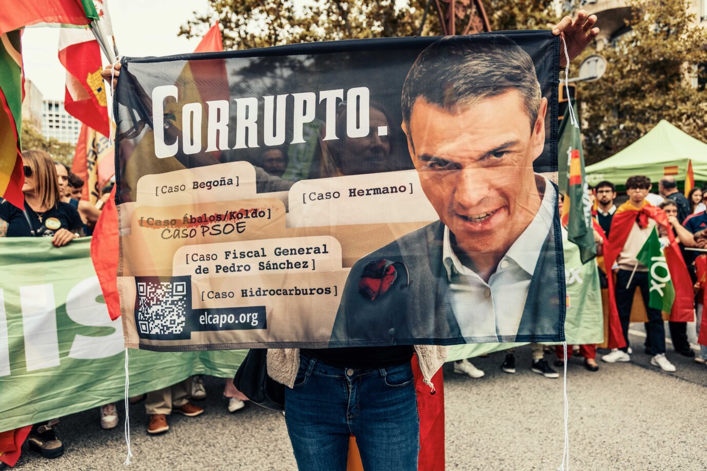 Ein Plakat von Spaniens Ministerpräsident Pedro Sánchez (PSOE). Er ist in Korrruptionsskandale verwickelt und wird von Katalanen unter Druck gesetzt.