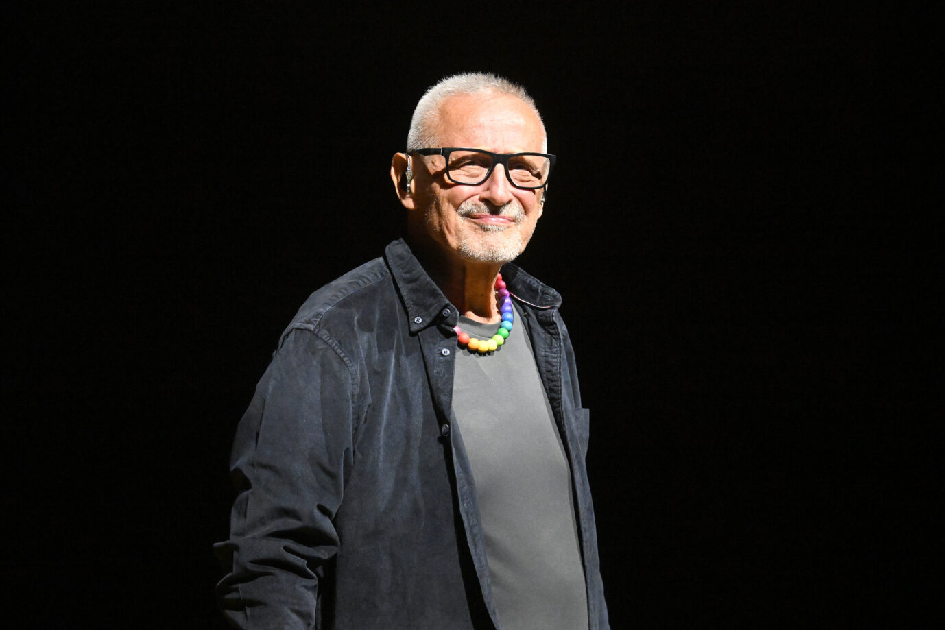 Konstantin Wecker live auf der Bühne am 11.10.2025 in Regensburg, Audimax. Das Bild zeigt Musiker, Liedermacher, Komponist, Schauspieler und Autor Konstantin Wecker, vollständiger Name ist Konstantin Alexander Wecker. Konstantin Wecker auf der Bühne des Audimax in Regensburg: Führte eine intime Beziehung mit einer 15jährigen. Foto: picture alliance / Jens Niering | Jens Niering