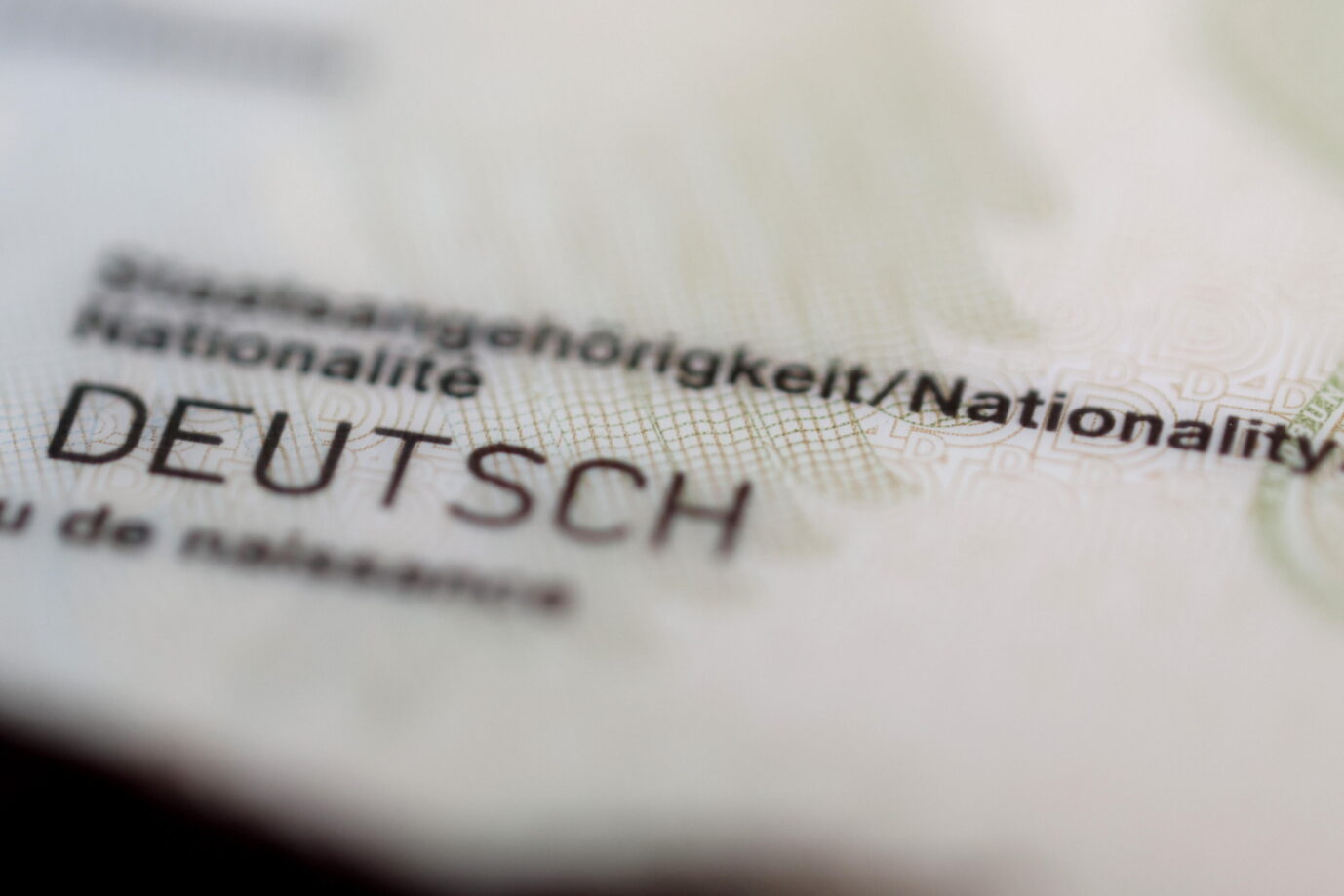 Nahaufnahme des Wortes „Deutsch“ auf einem deutschen Personalausweis; Symbolbild für Staatsangehörigkeit und Einbürgerung in Sachsen. Eintrag „Deutsch“ im Personalausweis: Die Zahl der Einbürgerungen hat sich in Sachsen seit 2022 mehr als verdoppelt. Foto: picture alliance / Rene Traut Fotografie | Rene Traut