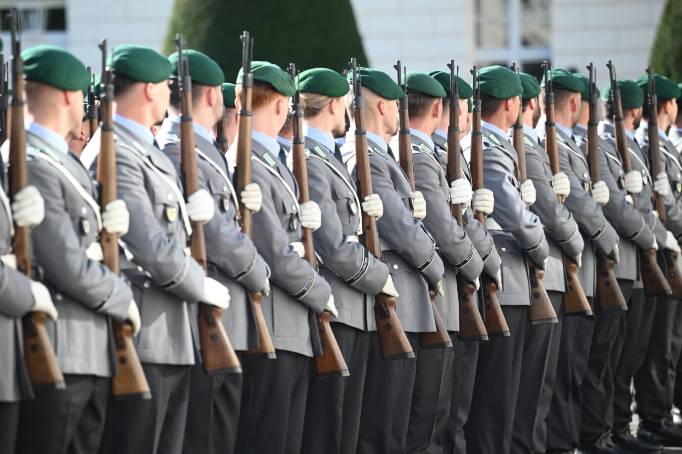 Bundeswehr-Soldaten paradieren im Oktober vor dem Schloss Bellevue.