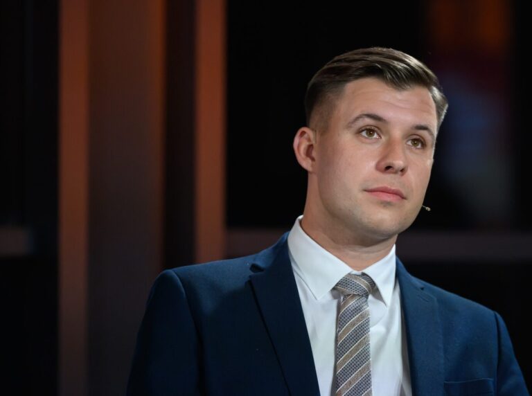 Jean-Pascal Hohm, AfD-Politiker, nimmt am RBB-Talk «Wir wollen reden» in der Aula vom Bertolt Brecht-Gymnasium teil. Vor der Sendung gab es Proteste unter dem Motto «Keine Bühne für Jean-Pascal Hohm». Der RBB sendete am Dienstagabend den Film des Extremismusexperten Olaf Sundermeyer mit dem Titel «Blaues Land - Wie die AfD den Osten verändert». Im Anschluss daran diskutierten bei dem Live-Talk «Wir wollen reden» aus der Aula des Bertolt-Brecht-Gymnasiums in Bad Freienwalde Brandenburgs Innenminister René Wilke (parteilos), der AfD-Landtagsabgeordnete Hohm, ein Schulleiter und der Autor des Films miteinander. Der designierte Vorsitzende der neuen AfD-Jugend, Jean Pascal Hohm, bei einem Talkformat: „Vernunft walten lassen“. Foto: picture alliance/dpa | Patrick Pleul