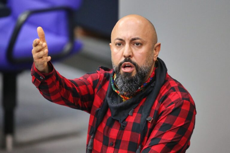 Linkspartei-Bundestagsabgeordneter Ferat Koçak: „Knapp sechs Jahre nach dem Anschlag in Hanau wütet der Rechtsextremismus wieder auf den Straßen.“ Nach mehreren Hakenkreuzschmierereien in der hessischen Stadt wurde ein Rumäne festgenommen. (Themenbild/Porträt)