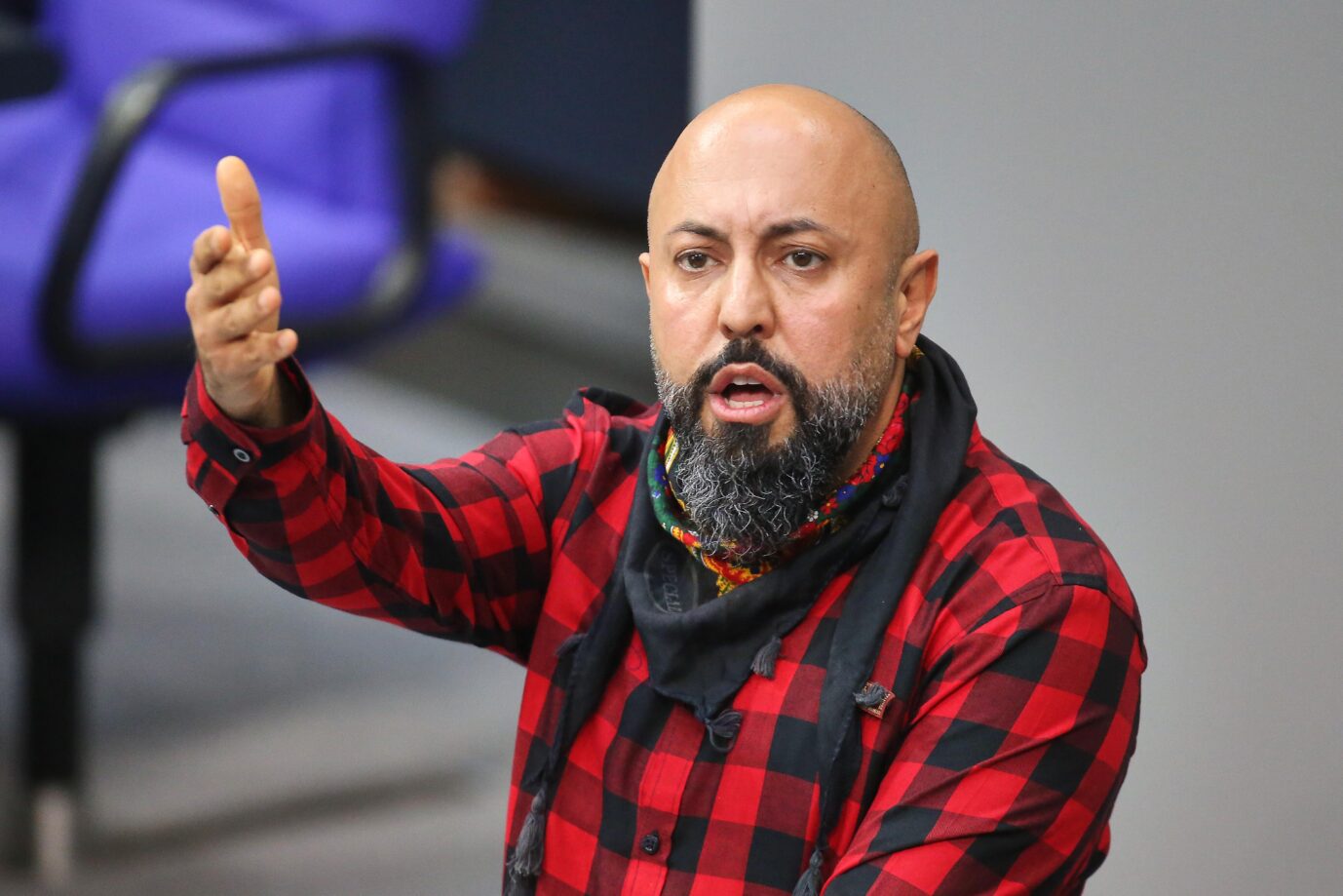 Linkspartei-Bundestagsabgeordneter Ferat Koçak: „Knapp sechs Jahre nach dem Anschlag in Hanau wütet der Rechtsextremismus wieder auf den Straßen.“ Nach mehreren Hakenkreuzschmierereien in der hessischen Stadt wurde ein Rumäne festgenommen. (Themenbild/Porträt)