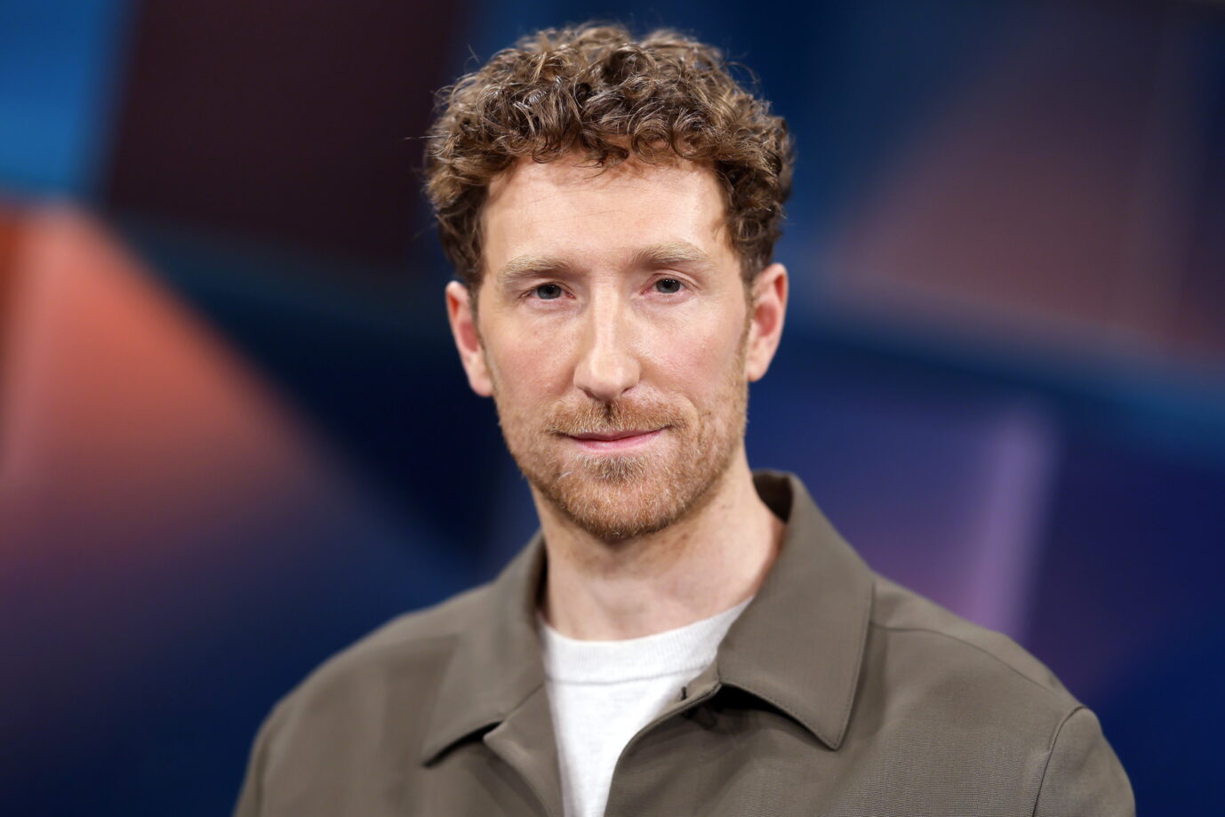 Moderator Louis Klamroth in der ARD-Talkshow 'hart aber fair' in den WDR-Studios Köln. Köln, 20.10.2025