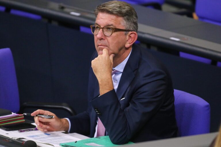 Kulturstaatsminister Wolfram Weimer muß eine unwahre Behauptung über seine Firma korrigieren.