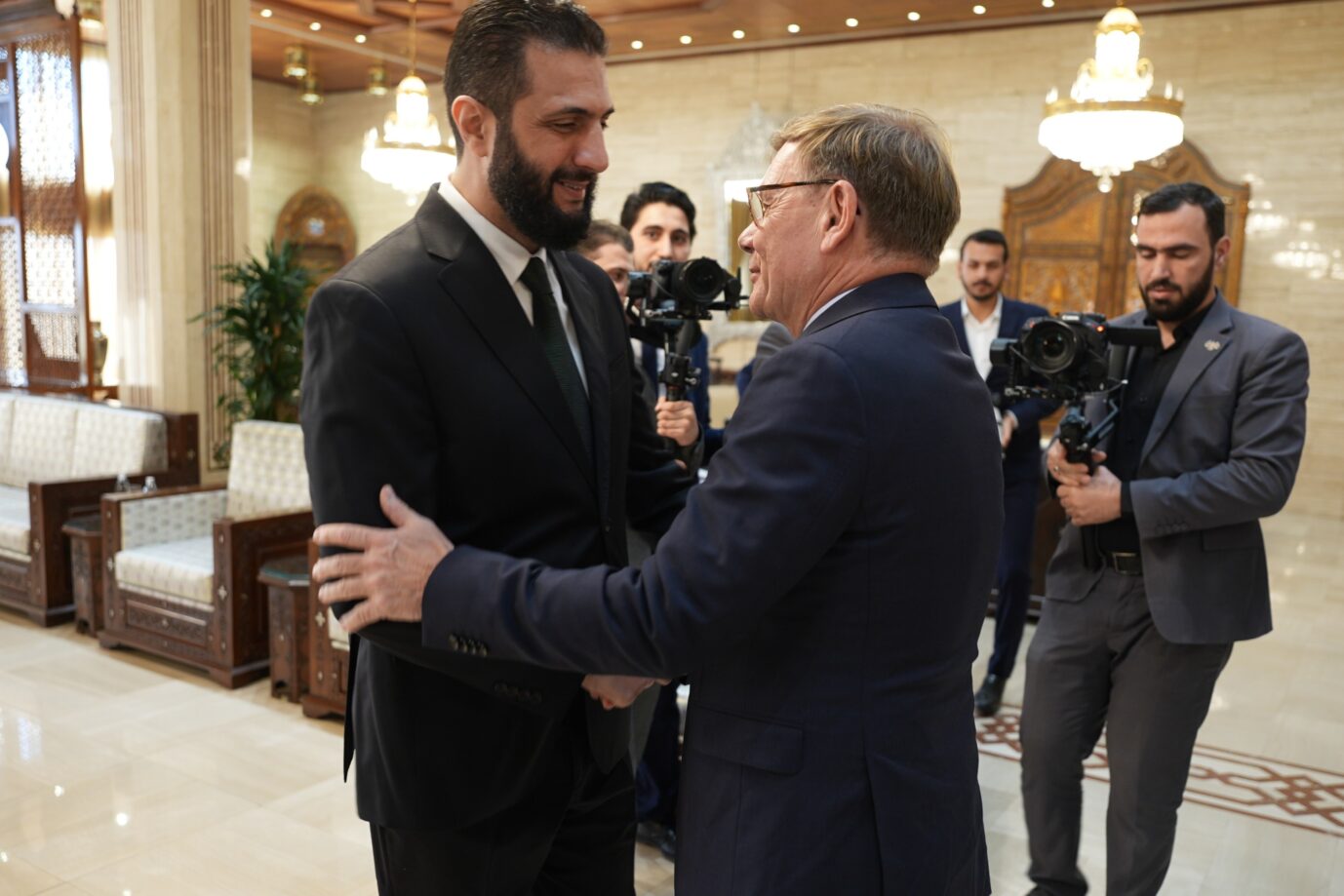 Herzliche Geste: Außenminister Johann Wadephul vorige Woche mit Syriens Interimspräsidenten Ahmed Al-Scharaa