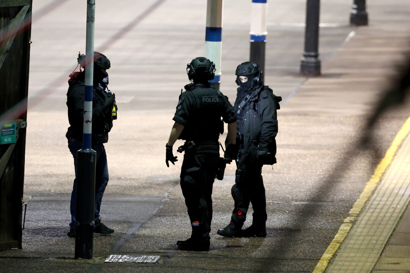 Nach dem Messerangriff in einem Zug von Doncaster nach London nimmt die Polizei zwei Briten mit Migrationshintergrund fest. Elf Menschen wurden verletzt, zwei davon lebensgefährlich. Ein Terrorhintergrund wird vorerst ausgeschlossen. Zwischenfall in einem Zug in Huntingdon. Einsatzkräfte der britischen Transportpolizei auf dem Bahnsteig neben dem Zug im Bahnhof Huntingdon in Cambridgeshire, nachdem mehrere Personen niedergestochen worden waren. Zwei Personen wurden festgenommen, nachdem die britische Transportpolizei zu dem Zwischenfall in einem Zug gerufen worden war. Aufnahmedatum: Samstag, 1. November 2025. Polizisten am Bahnhof von Huntingdon: Zwei Männer mit Migrationshintergrund festgenommen. Foto: picture alliance / empics | Chris Radburn