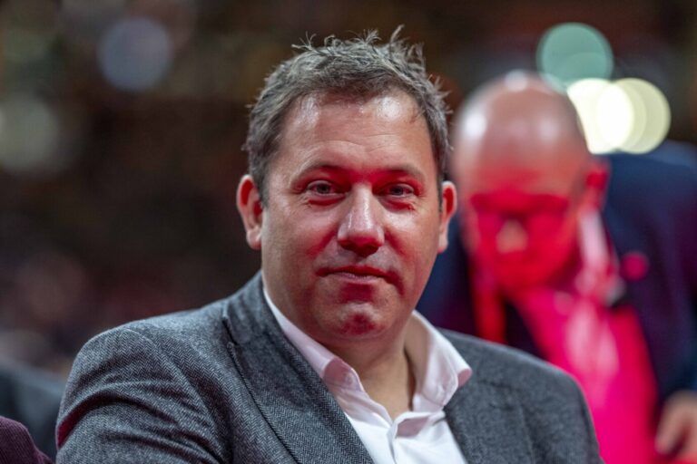 Bundesfinanzminister Lars Klingbeil (SPD) freut sich. Erbschaftssteuerpläne seiner Partei sollen kommen.