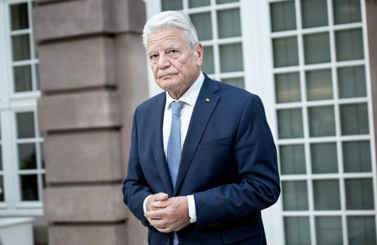 Joachim Gauck, Bundespräsident a. D., freut sich über den Preis für Verdienste um die deutsche und europäische Verständigung der Deutschen Gesellschaft e. V.