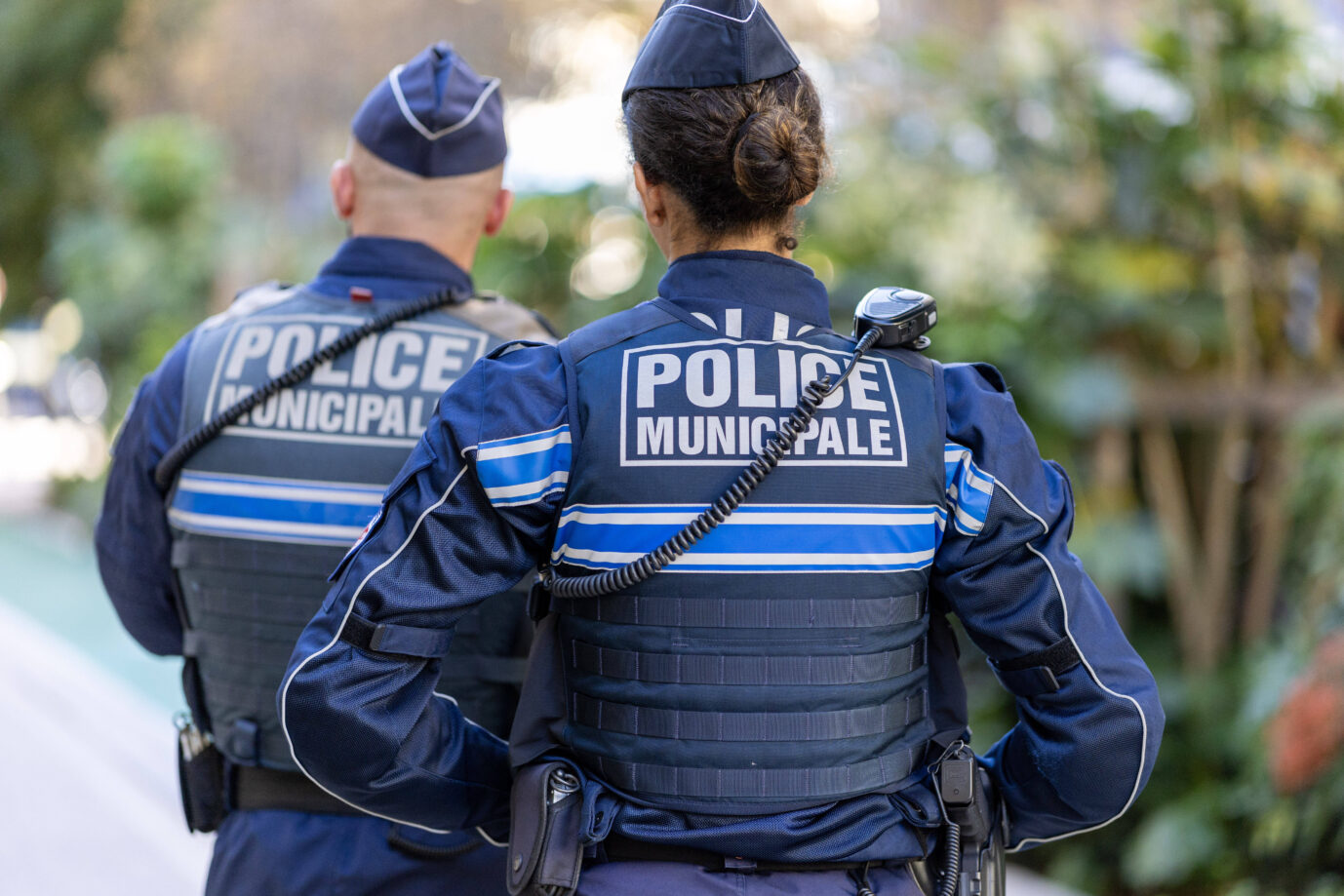 Zwei französische Polizisten stehen herum – vielleicht bewachen sie den Tatort, nachdem ein Terrorverdächtiger ein Auto in eine Menschenmenge gesteuert hat und Allahu akbar gerufen hat