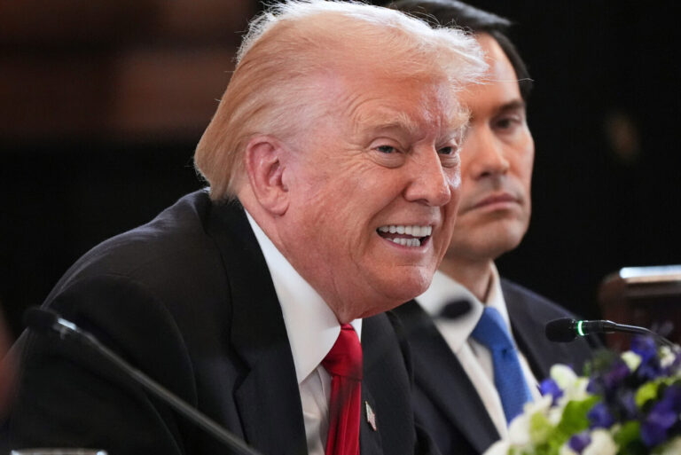 Es gibt nur zwei Geschlechter. Der Supreme Court stimmt US-Präsident Donald Trump (Bild) zu. Foto: picture alliance / ASSOCIATED PRESS | Jacquelyn Martin