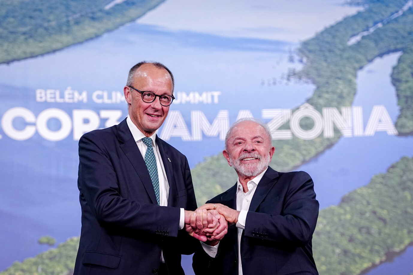 Bundeskanzler Friedrich Merz (CDU) und Brasiliens Staatspräsident Luiz Inacio Lula da Silva auf der Weltklimakonferenz in Belém. (Themenbild)