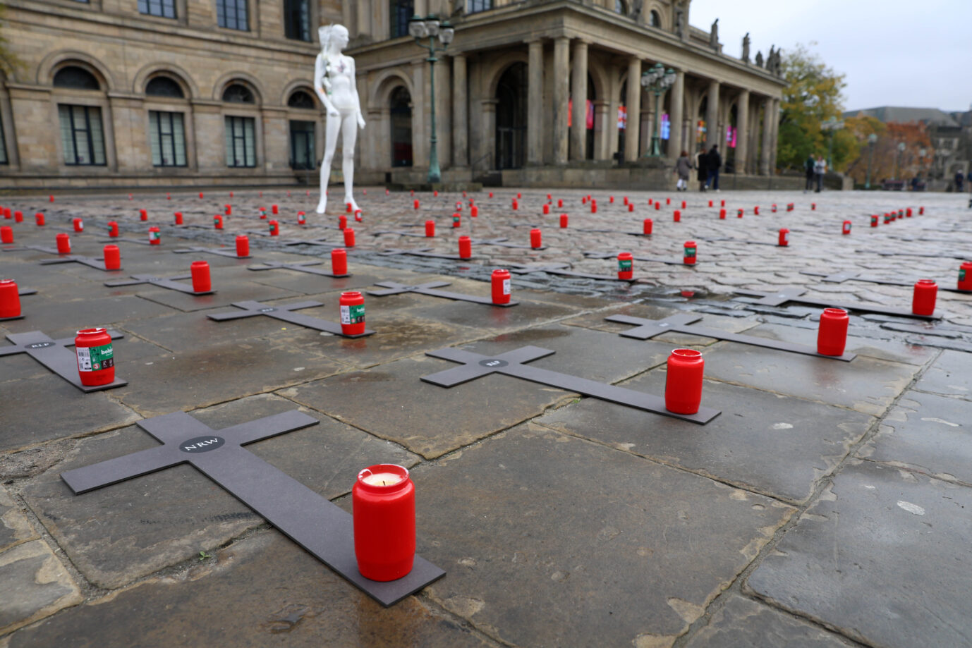 Die auf dem Boden gelegten Kreuze in Hannover erinnern an die Ahrtal-Flutopfer, richten sich gegen Anne Spiegel (Grüne) und stoßen auf Kritik der CDU.