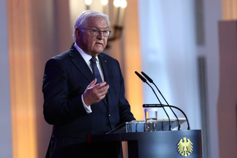 Bundespräsident Frank-Walter Steinmeier hält am Jahrestag des Mauerfalls 1989, des antijüdischen Pogroms der Nazis 1938 und der Ausrufung der Republik nach dem Ersten Weltkrieg 1918 in seiner Residenz Schloss Bellevue in Berlin, Deutschland, eine Rede über aktuelle Gefahren für die Demokratie. Es geht viel um die AfD und sogenannte Verfassungsfeinde.