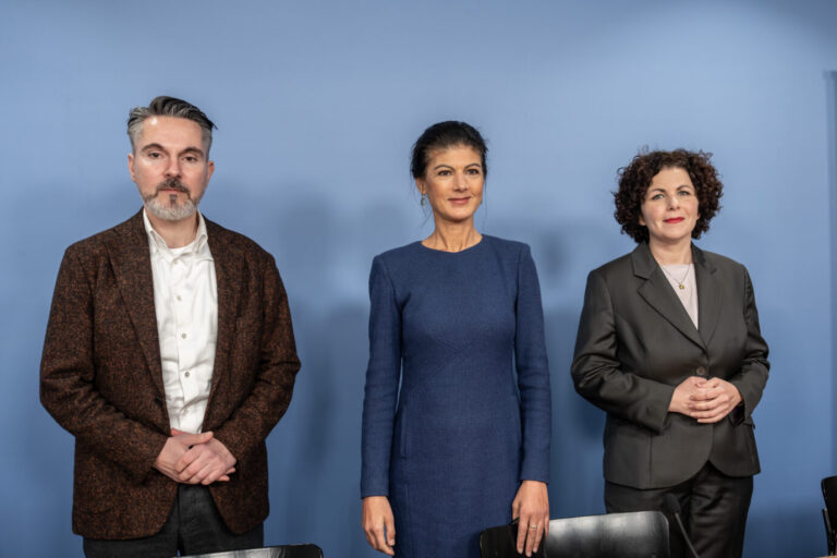 Sahra Wagenknecht (M, BSW Bündnis Sahra Wagenknecht), Bundesvorsitzende, nimmt zwischen Fabio De Masi (l) und Amira Mohamad Ali, BSW Bundesvorsitzende, an einer Pressekonferenz zur Neuaufstellung des BSW teil. Beim BSW-Bundesparteitag in Magdeburg soll die neue Parteiführung dann gewählt werden.