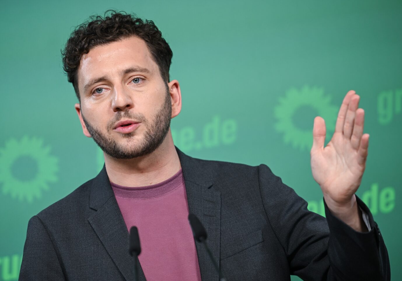 Will den Klassenkampf für das Klima: Grünen-Chef Felix Banaszak. Foto: picture alliance/dpa | Britta Pedersen