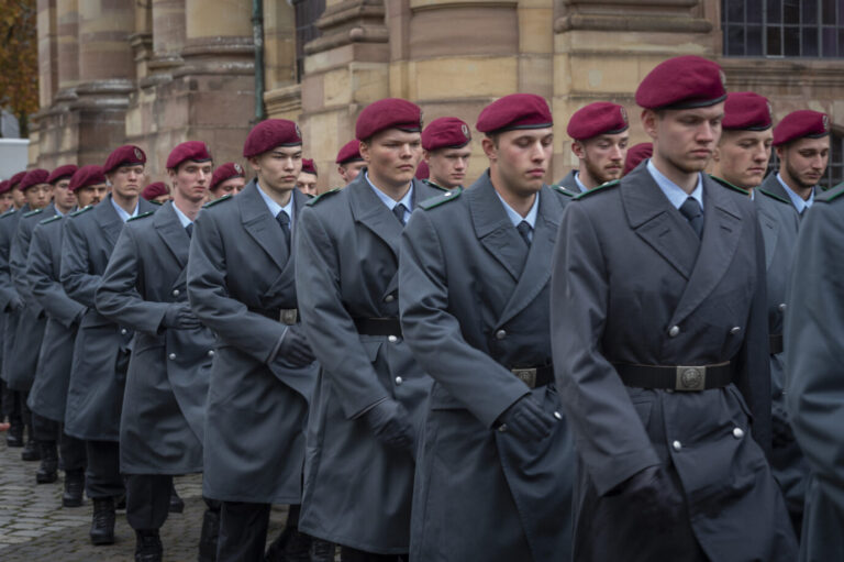 Zu einem öffentlichen Gelöbnis lädt am Montag die Bundeswehr im Beisein von Verteidigungsminister Boris Pistorius und Ministerpräsidentin Anke Rehlinger auf den Ludwigsplatz. Eine Gruppe Friedensaktivisten demonstriert am Rande der Veranstaltung. Wehrdienst. Bundeswehrrekruten beim Gelöbnis in Saarbrücken: Die Koalition will ab 2026 mustern. Foto: picture alliance / BeckerBredel | BeckerBredel