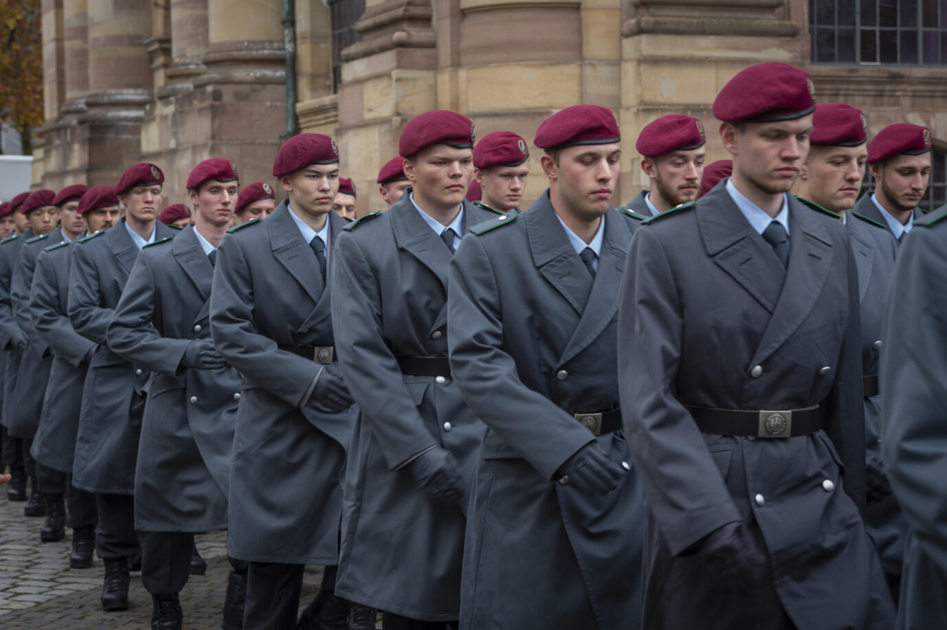 Zu einem öffentlichen Gelöbnis lädt am Montag die Bundeswehr im Beisein von Verteidigungsminister Boris Pistorius und Ministerpräsidentin Anke Rehlinger auf den Ludwigsplatz. Eine Gruppe Friedensaktivisten demonstriert am Rande der Veranstaltung. Wehrdienst. Bundeswehrrekruten beim Gelöbnis in Saarbrücken: Die Koalition will ab 2026 mustern. Foto: picture alliance / BeckerBredel | BeckerBredel