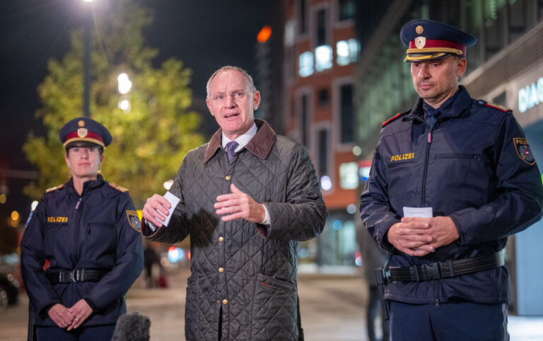 Hat viele kriminelle Sorgenkinder im Land: Österreichs Innenminister Gerhard Karner (ÖVP). Foto: picture alliance / GEORG HOCHMUTH / APA /