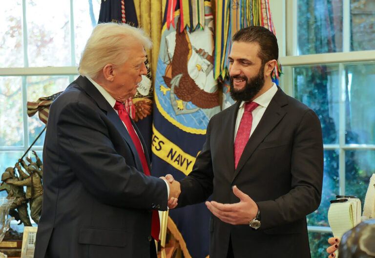 Traf Trump im Weißen Haus: Syriens Staatschef Ahmed al-Sharaa. Foto: picture alliance / newscom | Syrian Presidency