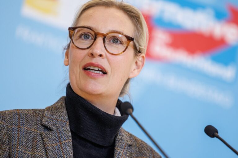 Nicht glücklich mit Rußland-Reisen: AfD-Chefin Alice Weidel bei ihrer scharfen Erklärung am Dienstag.