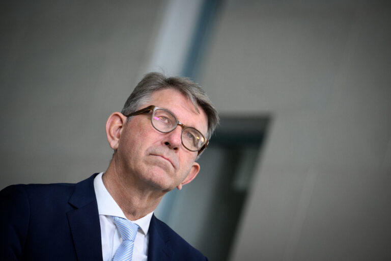 Wolfram Weimer (parteilos), Staatsminister für Kultur und Medien, äußert sich im Bundeskanzleramt zur aktualisierten Gedenkstättenkonzeption des Bundes, mit dem sich Bundeskabinett heute befasst hat. Die bisherige Fassung der „Konzeption des Bundes für die Gedenkstätten zur Aufarbeitung der NS-Terrorherrschaft und der SED-Diktatur“ aus dem Jahr 2008 wurde grundlegend erneuert, um gegenwärtigen gesellschaftlichen, digitalen und politischen Herausforderungen gerecht zu werden. Kulturstaatsminister Wolfram Weimer: Die AfD fordert seine Entlassung. Foto: picture alliance/dpa | Bernd von Jutrczenka