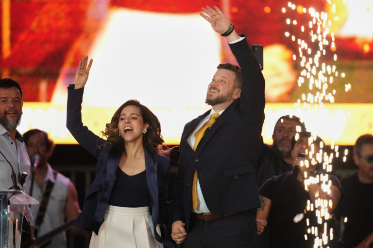 Chiles Präsidentschaftskandidat Johannes Kaiser mit seiner Frau Ivette Avaria: Das Paar jubelt bei einer Wahlkampfveranstaltung.