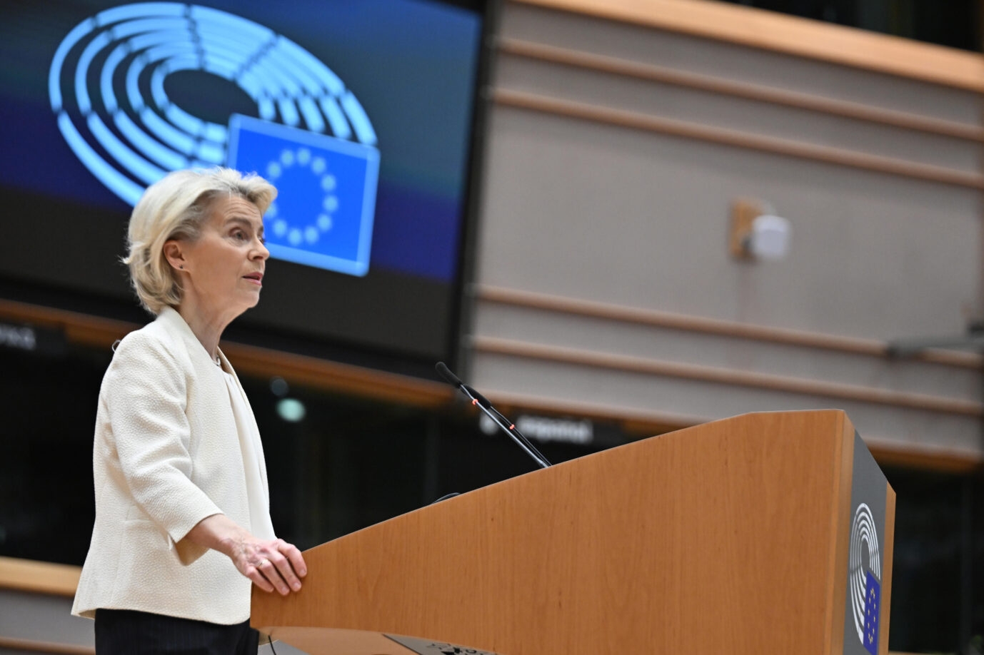 Ursula von der Leyen steht am Rednerpult im Plenarsaal des Europa-Parlaments, hinter ihr das blaue EU-Logo. Hinweis auf die Rolle der Kommission, die die Entschärfung des Lieferkettengesetzes angestoßen hatte. Nun ist die Brandmauer gefallen. Ursula von der Leyen im Plenarsaal des Europa-Parlaments: Die Kommission hatte die Lockerungen beim Lieferkettengesetz selbst vorgeschlagen. Foto: picture alliance / Anadolu | Dursun Aydemir