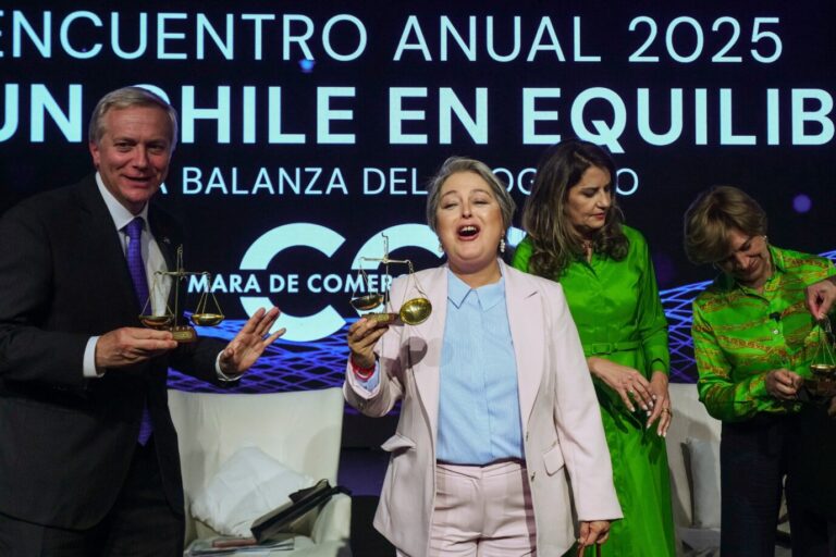 Die Kandidaten für die Stichwahl in Chile, José Antonio Kast und Jeannette Jara (M.), müssen sich besonders um die innere Sicherheit kümmern.