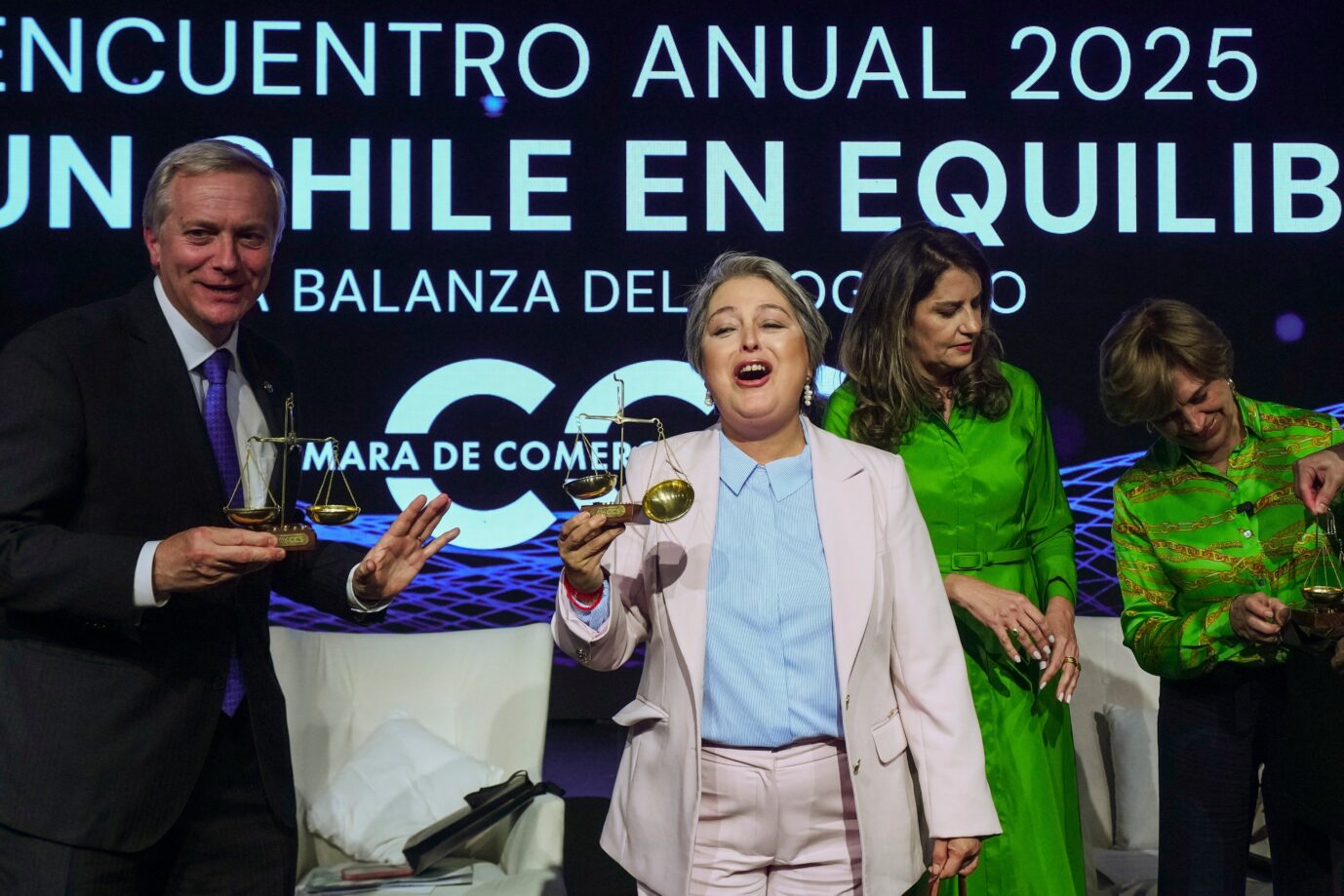 Die Kandidaten für die Stichwahl in Chile, José Antonio Kast und Jeannette Jara (M.), müssen sich besonders um die innere Sicherheit kümmern.