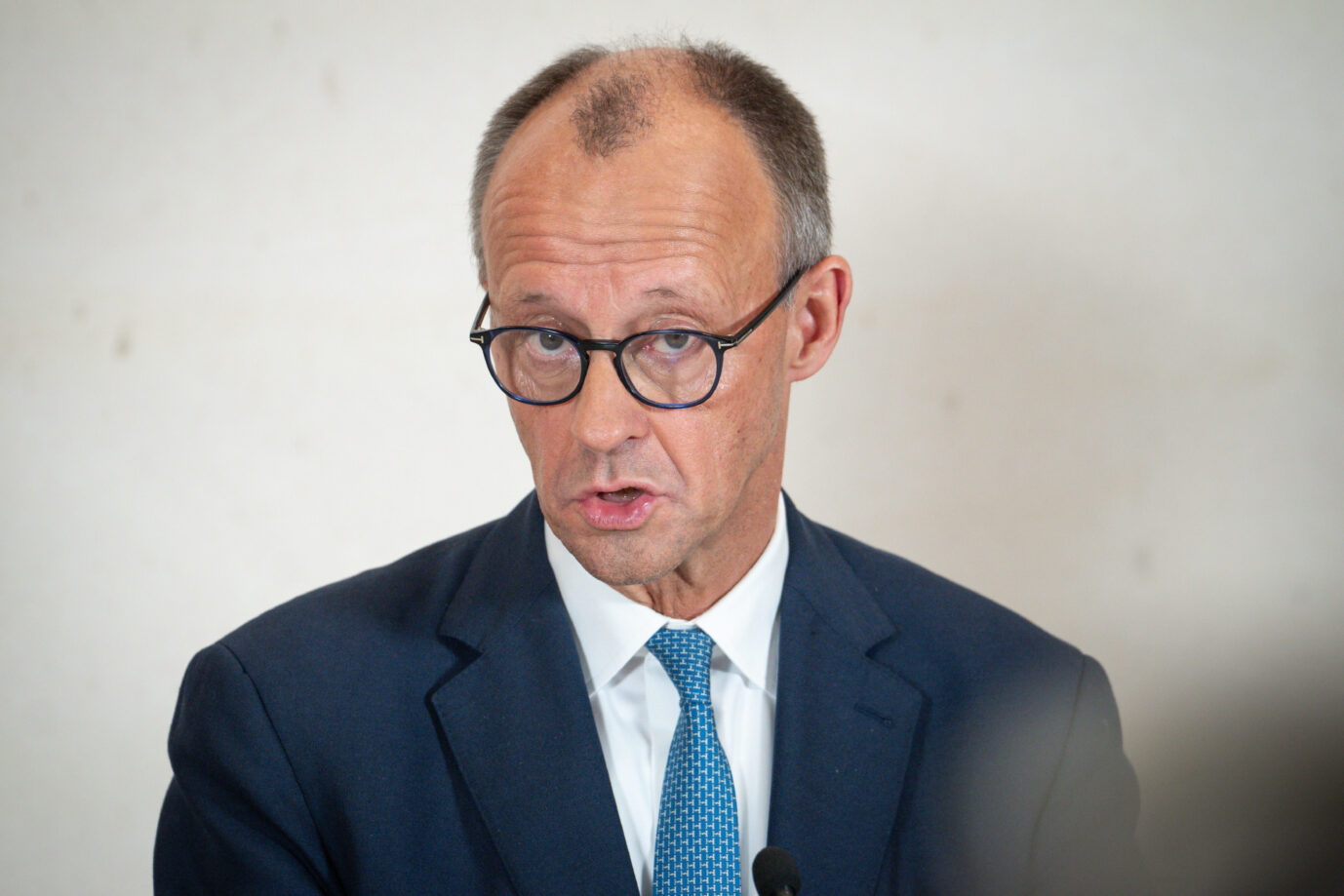 Hat keine Freude mit der Abstimmung seiner EVP-Parteikollegen in Brüssel: Bundeskanzler Friedrich Merz (CDU). Foto: picture alliance / Flashpic | Jens Krick