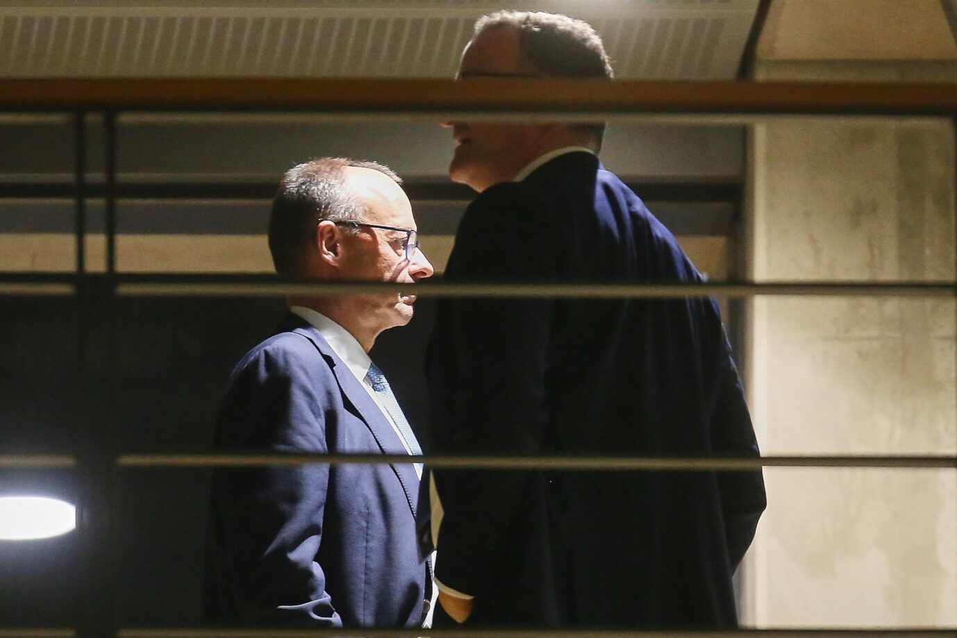 Gehen die Lichter für Schwarz-Rot aus? Kanzler Friedrich Merz im Gespräch mit Unions-Fraktionschef Jens Spahn.