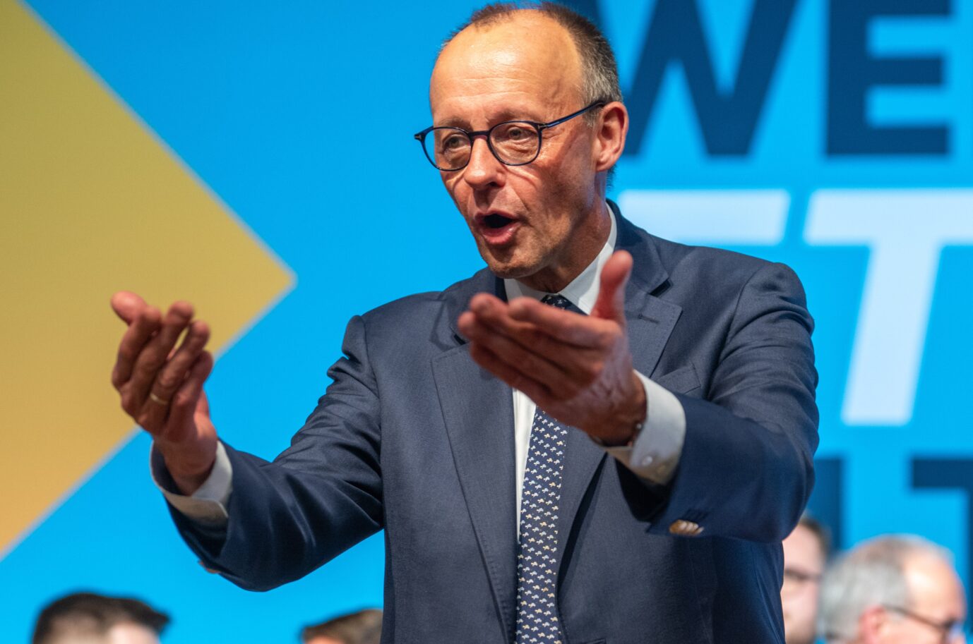 Bundeskanzler Friedrich Merz versucht, seine Gegner im Rentenstreit zu besänftigen.