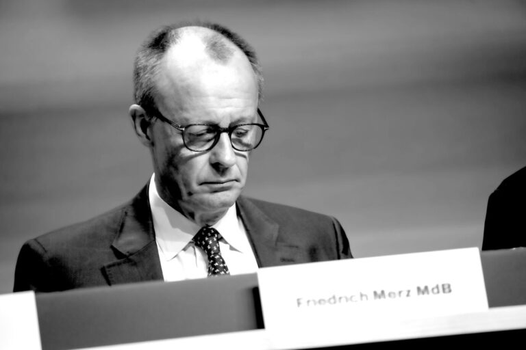 Bundeskanzler Friedrich Merz (CDU) nach seiner Rede: Die Stimmung ist am Nullpunkt. (Themenbild)