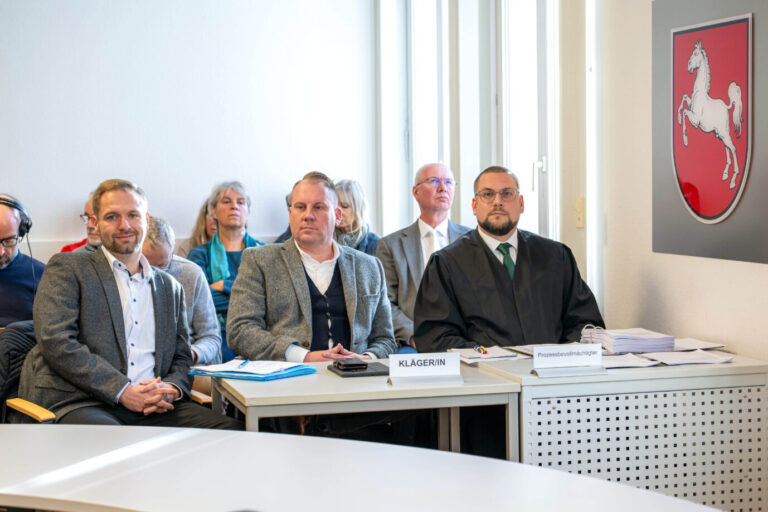 Stephan Bothe (l-r) und Peer Lilienthal von der AfD und ihr Anwalt Christian Conrad im Gerichtssaal vom Verwaltungsgericht Oldenburg. Das Verwaltungsgericht Oldenburg verhandelt über eine Klage des AfD-Landesverbands Niedersachsen gegen die Polizeidirektion Oldenburg. Dessen ehemaliger Präsident J. Kühme hatte vor zwei Jahren in einem Interview gesagt, die AfD verdrehe Wahrheiten und verbreite Lügen, um Unsicherheiten und Ängste in der Bevölkerung zu schüren. Der AfD-Landesverband hatte daraufhin Klage eingereicht, weil nach Auffassung der AfD Kühme mit seinen Aussagen das Mäßigungs- und das Neutralitätsgebot missachtet habe.