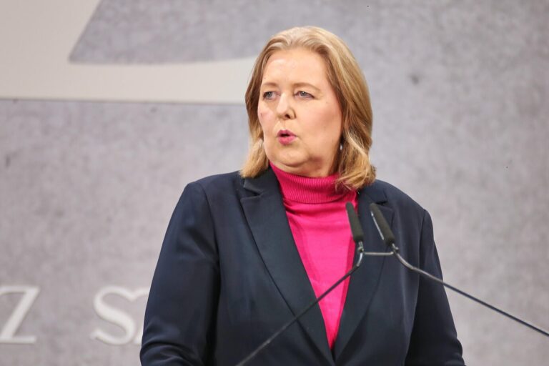 Berlin, Deutschland: Hotel Adlon Kempinski Berlin: SZ-Wirtschaftsgipfel: Bundesministerin für Arbeit und Soziales Bärbel Bas (SPD). Aktuell kritisiert sie die Junge Union, weil diese das geplante Rentenpaket kritisiert.