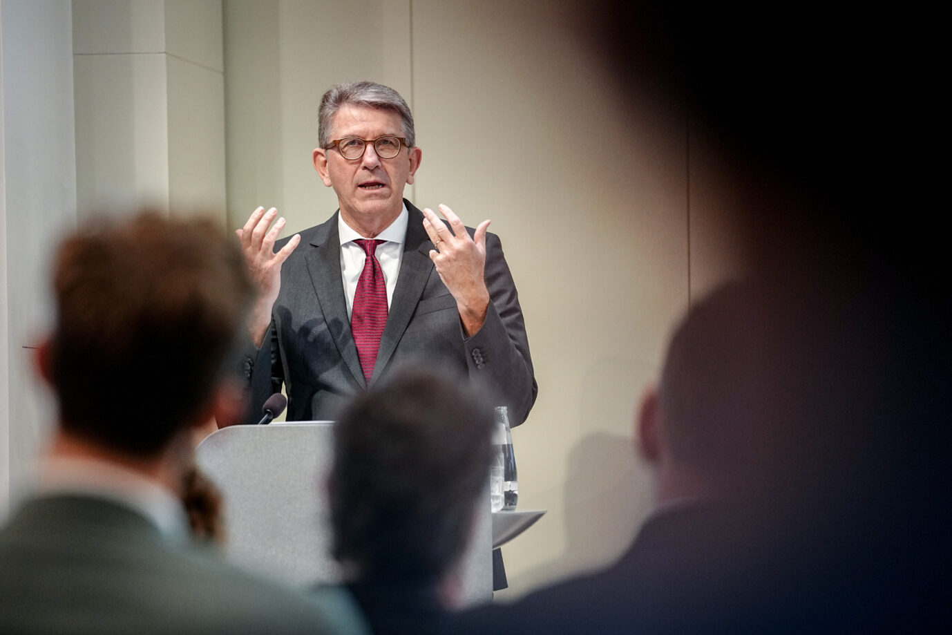 Kulturstaatsminister Wolfram Weimer bei der Fachtagung des Grimme-Instituts zu „Digitaler Souveränität“: Will Plattformen stärker regulieren. Foto: picture alliance/dpa | Kay Nietfeld