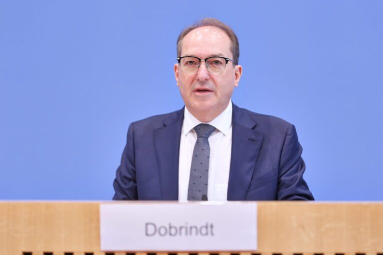 Berlin, Deutschland: Bundespressekonferenz: Vorstellung der Bundeslagebilder "Häusliche Gewalt 2024" und "Geschlechtsspezifisch gegen Frauen gerichtete Straftaten 2024": Bundesminister des Innern Alexander Dobrindt (CSU). Aktuell wird er von den Grünen kritisiert, weil er Afghanen Geld angeboten hat, damit sie nicht nach Deutschland kommen.