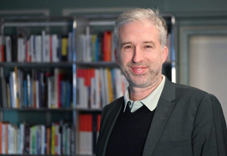 Boris Palmer, Oberbürgermeister von Tübingen, fotografiert bei einem dpa-Interview in seinem Amtszimmer.