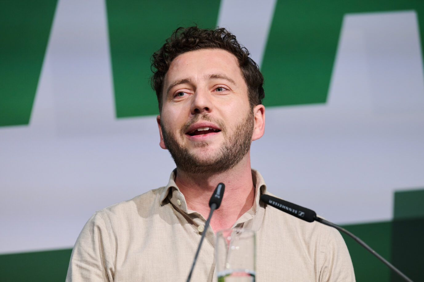 Grünen-Bundeschef Felix Banaszak: Für ihn fasse das Rentenpaket die Strukturprobleme nicht an. (themenbild)